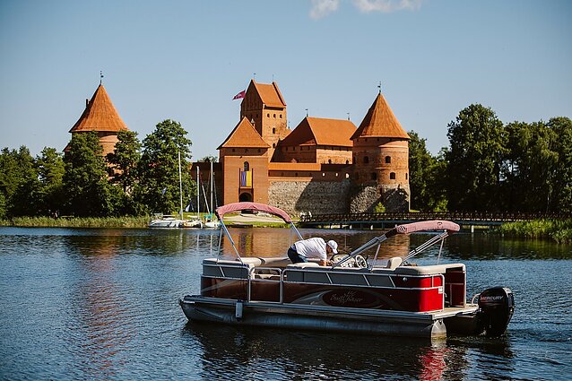 „Sudeginsime ir jūsų laivus, ir visą prieplauką“: Trakuose – nuožmi laivybos konkurencija