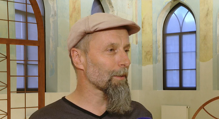 Alytuje Danas Aleksa eksponuoja skulptūrinius objektus, kuriuose plėtoja nykimo estetiką