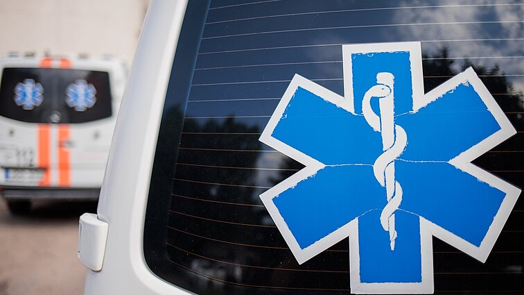 Šakių rajone apvirto autobusas, gelbėtojai vadavo du prispaustus žmones