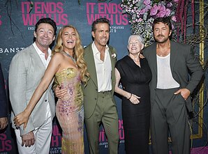 Hugh Jackman, Blake Lively, Ryan Reynolds, Tammy Reynolds ir Brandon Sklenar per filmo „Mes dedame tašką“ premjerą