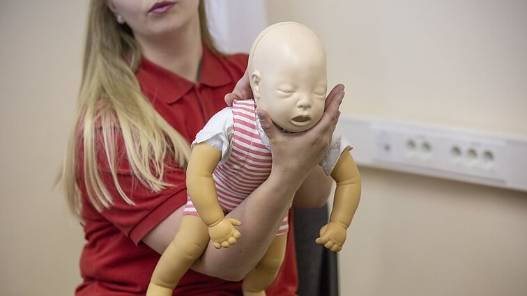 „Labai svarbu nesužaloti“: gydytoja atsakė, kaip teisingai gelbėti springstantį kūdikį