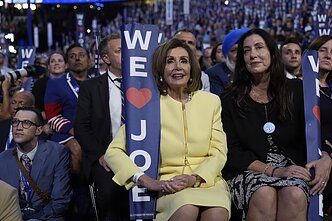 žmonės rinkosi su užrašais „Mes mylime Joe“; Nancy Pelosi