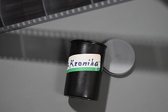 „LKB kronikos“ Nr. 77 (1988 m.) mikrofilmas. Tokiu formatu „Kronika“ slapta pasiekdavo laisvąjį Vakarų pasaulį. Kauno IX forto muziejaus rinkiniai (KDFM PF-13367). „LKB kronikos“ Nr. 77 (1988 m.) mikrofilmas. Tokiu formatu „Kronika“ slapta pasiekdavo laisvąjį Vakarų pasaulį. Kauno IX forto muziejaus rinkiniai (KDFM PF-13367).
