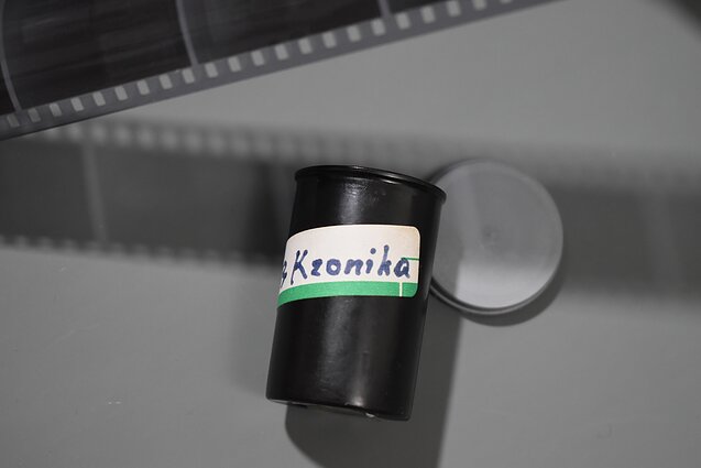 „LKB kronikos“ Nr. 77 (1988 m.) mikrofilmas. Tokiu formatu „Kronika“ slapta pasiekdavo laisvąjį Vakarų pasaulį. Kauno IX forto muziejaus rinkiniai (KDFM PF-13367). „LKB kronikos“ Nr. 77 (1988 m.) mikrofilmas. Tokiu formatu „Kronika“ slapta pasiekdavo laisvąjį Vakarų pasaulį. Kauno IX forto muziejaus rinkiniai (KDFM PF-13367).