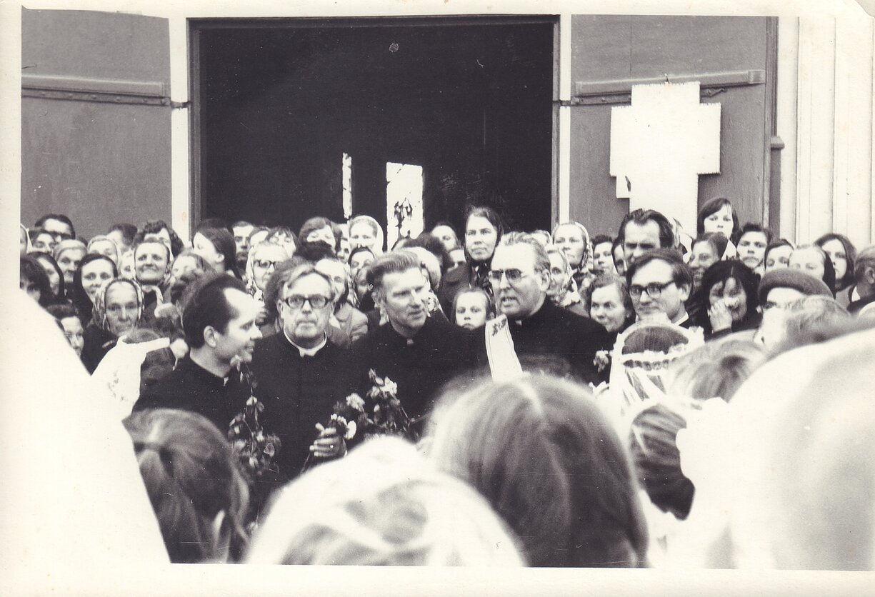 Tikinčiųjų teisėms ginti katalikų komitetas. Iš kairės: kun. Sigitas Tamkevičius, kun. Vincentas Vėlavičius, kun. Juozas Zdebskis, kun. Alfonsas Svarinskas, kun. Jonas Kauneckas. Viduklė, Raseinių r., 1979 m. spalio 7 d. Tikinčiųjų teisėms ginti katalikų komitetas. Iš kairės: kun. Sigitas Tamkevičius, kun. Vincentas Vėlavičius, kun. Juozas Zdebskis, kun. Alfonsas Svarinskas, kun. Jonas Kauneckas. Viduklė, Raseinių r., 1979 m. spalio 7 d.