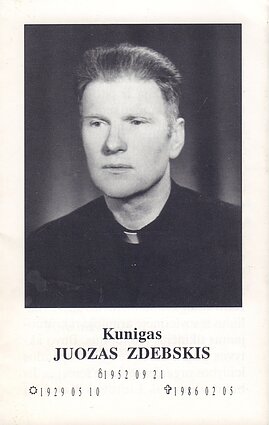 Paveikslėlio, skirto kunigo Juozo Zdebskio įrašymui į Romos Katalikų Bažnyčios kankinių sąrašą (martirologą) atminti, aversas, kuriame kun. J. Zdebskio portretinė fotografija. Marijampolė, 2000 m. Paveikslėlio, skirto kunigo Juozo Zdebskio įrašymui į Romos Katalikų Bažnyčios kankinių sąrašą (martirologą) atminti, aversas, kuriame kun. J. Zdebskio portretinė fotografija. Marijampolė, 2000 m.