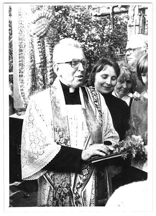 Kun. Alfonsas Svarinskas ir ses. Felicija Nijolė Sadūnaitė. Kryžių kalnas (Jurgaičių piliakalnis), Šiaulių r., 1988 m. Kun. Alfonsas Svarinskas ir ses. Felicija Nijolė Sadūnaitė. Kryžių kalnas (Jurgaičių piliakalnis), Šiaulių r., 1988 m.