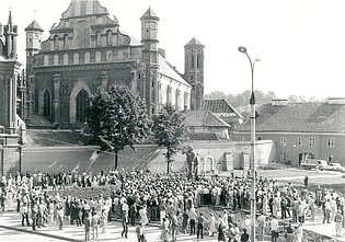 Mitingo, skirto Molotovo – Ribentropo paktui ir jo padariniams pasmerkti, akimirka. Vilnius, aikštė prie Adomo Mickevičiaus paminklo, 1987 m. rugpjūčio 23 d. Mitingo, skirto Molotovo – Ribentropo paktui ir jo padariniams pasmerkti, akimirka. Vilnius, aikštė prie Adomo Mickevičiaus paminklo, 1987 m. rugpjūčio 23 d.