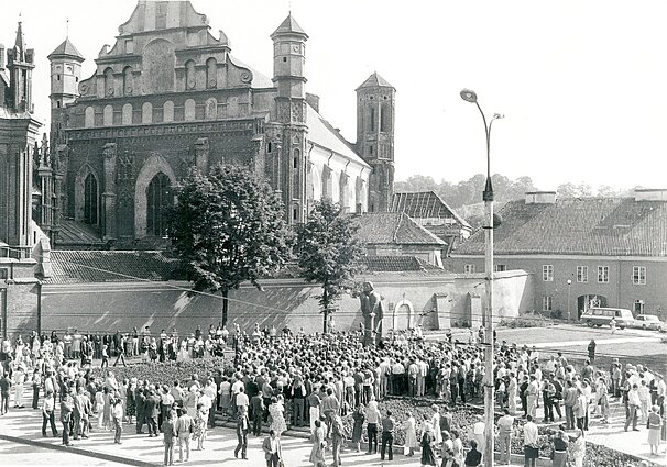 Mitingo, skirto Molotovo – Ribentropo paktui ir jo padariniams pasmerkti, akimirka. Vilnius, aikštė prie Adomo Mickevičiaus paminklo, 1987 m. rugpjūčio 23 d. Mitingo, skirto Molotovo – Ribentropo paktui ir jo padariniams pasmerkti, akimirka. Vilnius, aikštė prie Adomo Mickevičiaus paminklo, 1987 m. rugpjūčio 23 d.