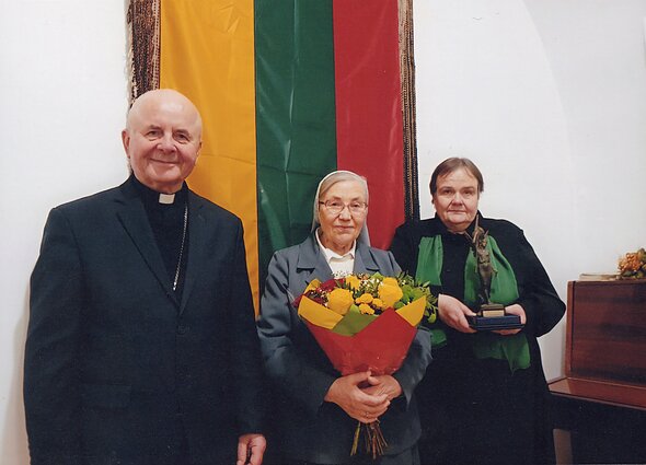 Kard. Sigitas Tamkevičius, ses. Elena Gerarda Šuliauskaitė ir ses. Julija Bernadeta Mališkaitė. Vilnius, 2022 m. sausio 13 d. Kard. Sigitas Tamkevičius, ses. Elena Gerarda Šuliauskaitė ir ses. Julija Bernadeta Mališkaitė. Vilnius, 2022 m. sausio 13 d.
