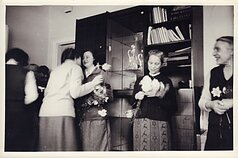 Sugrįžusią iš įkalinimo ses. Genovaitę Ritą Navickaitę sveikina ses. F. N. Sadūnaitė, šalia jų – ses. Jadvyga Gema Stanelytė. Marijampolė, 1982 m. balandžio 17 d. Sugrįžusią iš įkalinimo ses. Genovaitę Ritą Navickaitę sveikina ses. F. N. Sadūnaitė, šalia jų – ses. Jadvyga Gema Stanelytė. Marijampolė, 1982 m. balandžio 17 d.