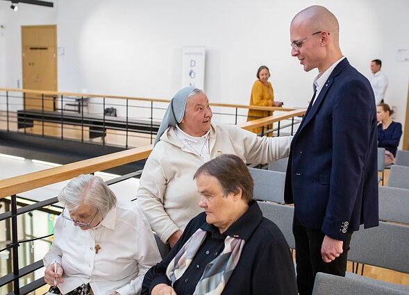 Sėdi ses. Felicija Nijolė Sadūnaitė, ses. Bernadeta Julija Mališkaitė; stovi ses. Regina Edita Teresiutė, Paulius Aleksandravičius. Vilnius, 2023 m. rugsėjo 21 d. Sėdi ses. Felicija Nijolė Sadūnaitė, ses. Bernadeta Julija Mališkaitė; stovi ses. Regina Edita Teresiutė, Paulius Aleksandravičius. Vilnius, 2023 m. rugsėjo 21 d.