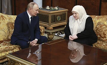 Vladimiras Putinas susitinka su nuo teroro aktų nukentėjusių asmenų asociacijos „Beslano motinos“ atstovėmis