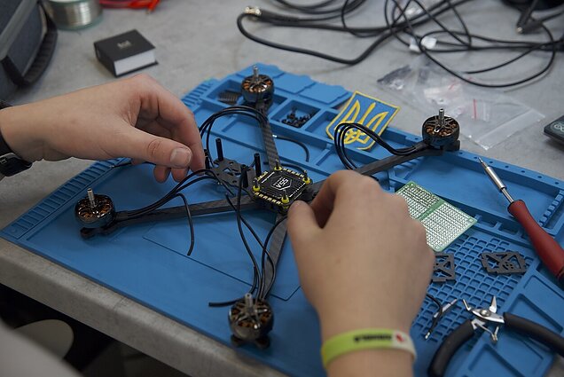 KTU laboratorijų centre surinkta 10 dronų „kamikadzių“: prietaisai jau kariauja Ukrainoje