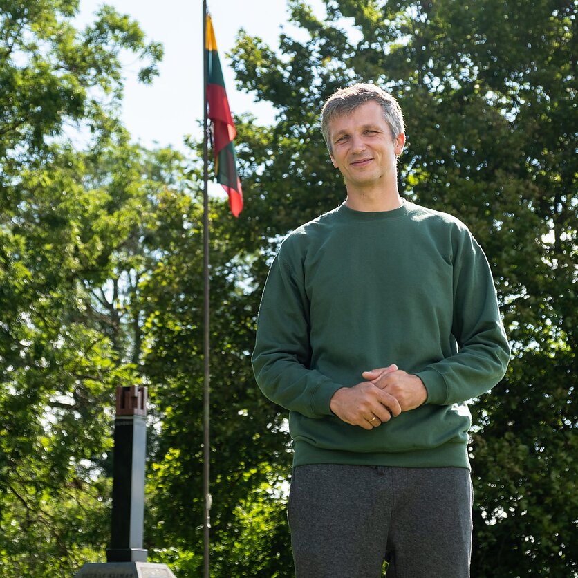 Lukas Tribandis, Su baltais kedais nesirodykite – žygiuojame į Kalvariją