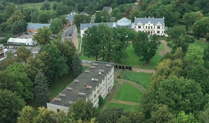 Kretingos dvaro parke neliks sovietinio bendrabučio