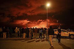 Atsivėrus naujam įtrūkimui fiksuotas ženklus seisminio aktyvumo sumažėjimas, nurodė Islandijos meteorologijos tarnyba. Atsivėrus naujam įtrūkimui fiksuotas ženklus seisminio aktyvumo sumažėjimas, nurodė Islandijos meteorologijos tarnyba.