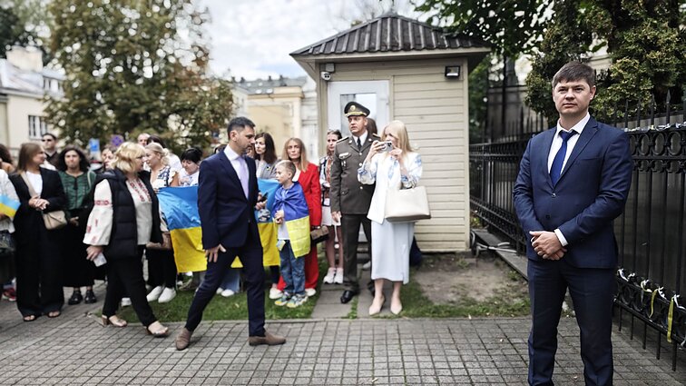 День Державного прапора України у Литві: Церемонія урочистого підняття Державного прапора України біля Посольства України у Вільнюсі