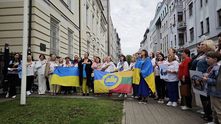 День Державного прапора України у Литві: Церемонія урочистого підняття Державного прапора України біля Посольства України у Вільнюсі
