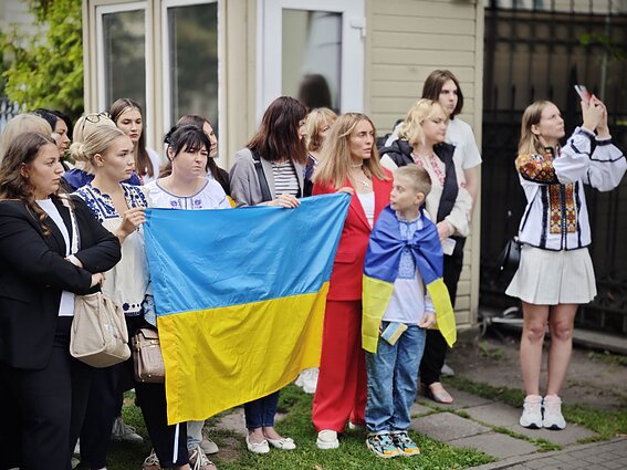 День Державного прапора України у Литві: Церемонія урочистого підняття Державного прапора України біля Посольства України у Вільнюсі