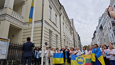 День Державного прапора України у Литві: Церемонія урочистого підняття Державного прапора України біля Посольства України у Вільнюсі