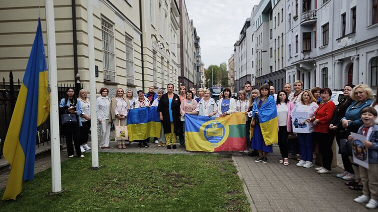 День Державного прапора України у Литві: Церемонія урочистого підняття Державного прапора України біля Посольства України у Вільнюсі