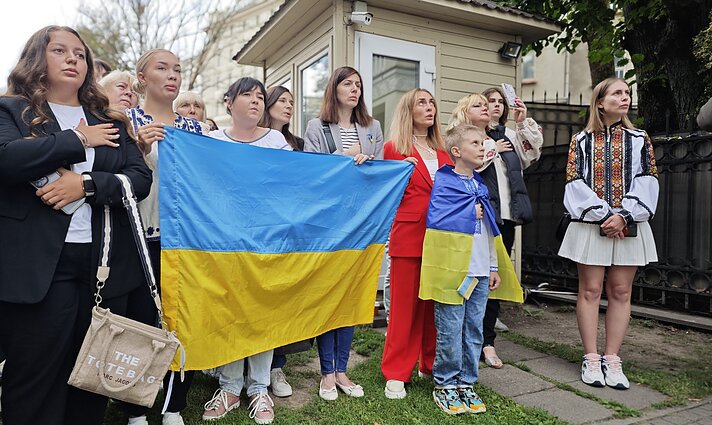 День Державного прапора України у Литві: Церемонія урочистого підняття Державного прапора України біля Посольства України у Вільнюсі