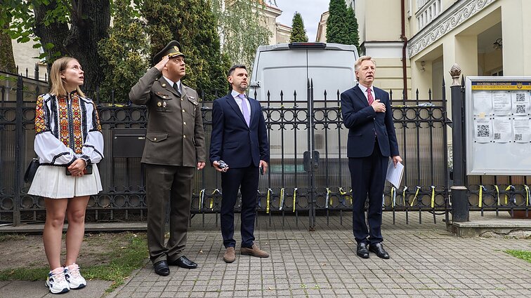День Державного прапора України у Литві: Церемонія урочистого підняття Державного прапора України біля Посольства України у Вільнюсі