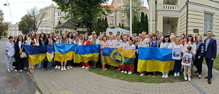 День Державного прапора України у Литві: Церемонія урочистого підняття Державного прапора України біля Посольства України у Вільнюсі