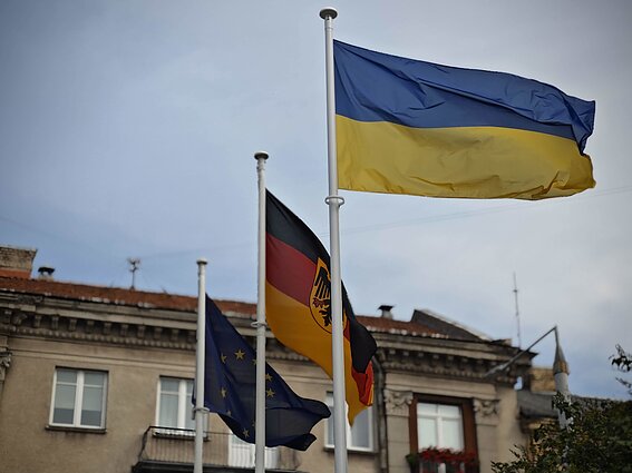 Український Прапор урочисто замайорів біля Посольства Німеччини у Литві