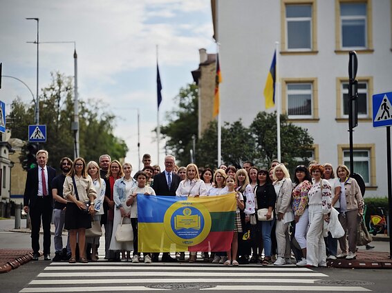 Український Прапор урочисто замайорів біля Посольства Німеччини у Литві