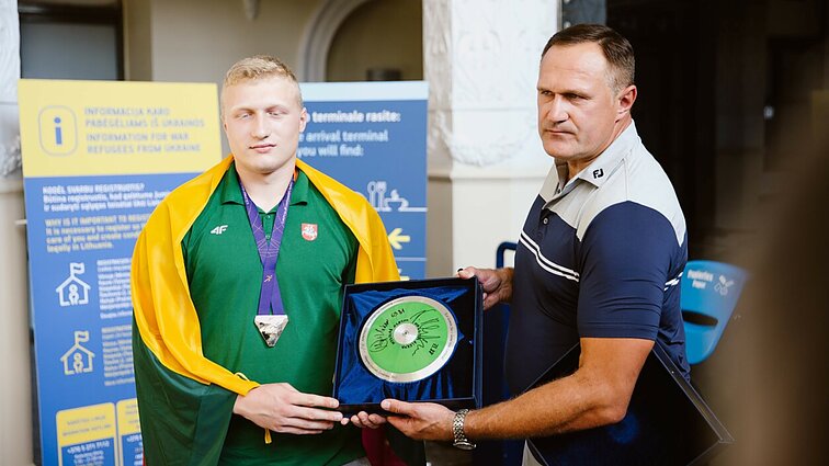 Aleknos skelbia aukcioną padėti Ukrainos gynėjams, jame – diskai su olimpiečių parašais