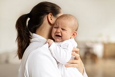 Kūdikį kankina pilvo diegliai. Asociatyvi nuotr. Kūdikį kankina pilvo diegliai. Asociatyvi nuotr.