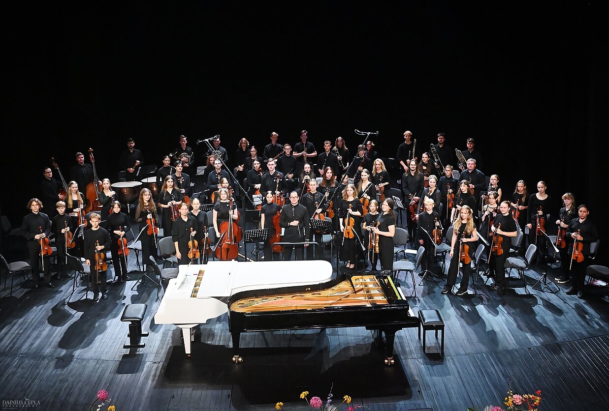 Festivalio meno vadovas Marius Reklaitis ir Sūduvos jaunimo simfoninis orkestras