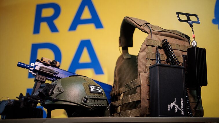 „Į vieną prietaisą pretenduoja 500 karių“: Ukrainai – dar 284 saugaus kario rinkiniai