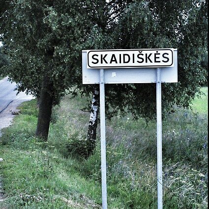 Tarnybos aiškinasi, kodėl Skaidiškių gyventojai jau kelerius metus kenčia smarvę