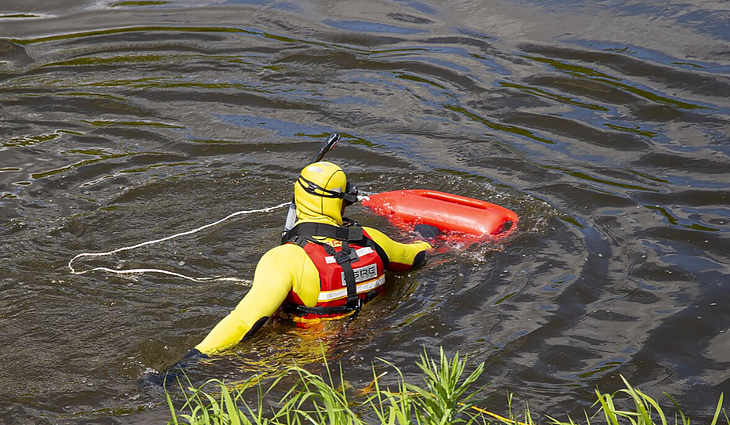 Vandenyje pamestus daiktus padedantis atgauti Jurgis: žiedą jūroje radau per 4 minutes