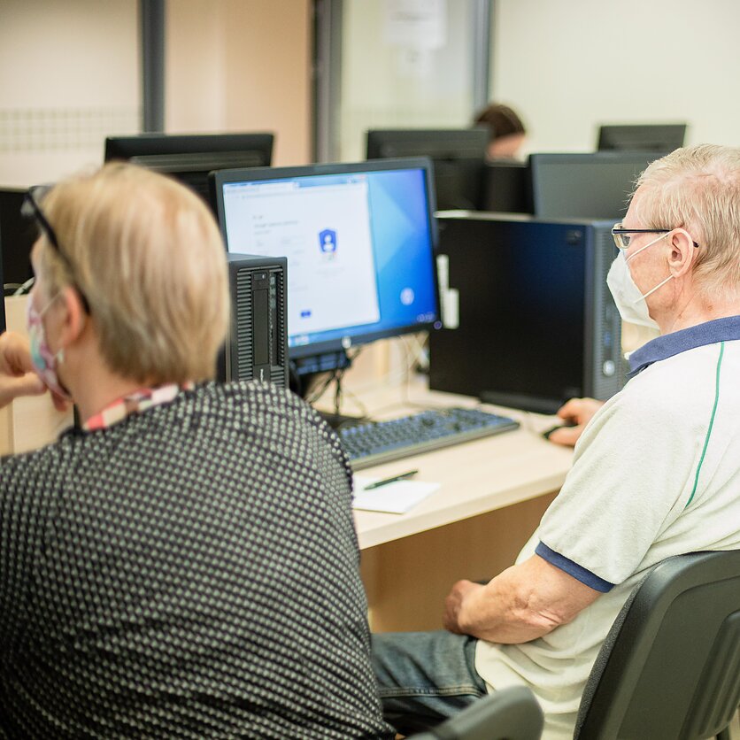J. Stacevičiaus / LRT nuotr., Skaitmeninio suaugusiųjų švietimo mokymai Žirmūnų bibliotekoje