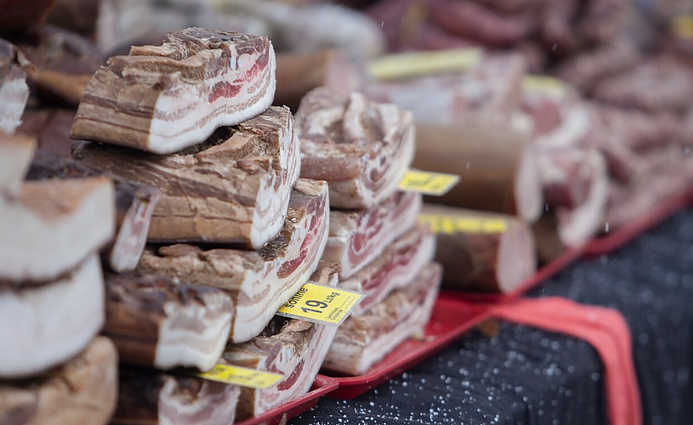 „Už lašinius – euras“: į Seimą patekti bandantis ūkininkas įtariamas rinkėjų papirkinėjimu