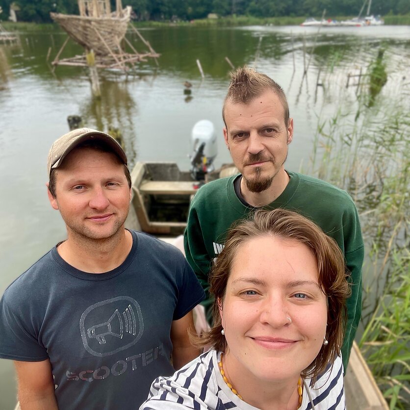 laidos rengėjų nuotr., Žvejys Karolis Tamulis ir laidos rengėjai