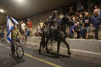 Streikas ir protestas Tel Avive, raginant Izraelio Vyriausybę sudaryti paliaubas su Hamas grupuote