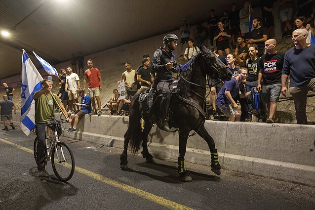 Streikas ir protestas Tel Avive, raginant Izraelio Vyriausybę sudaryti paliaubas su Hamas grupuote