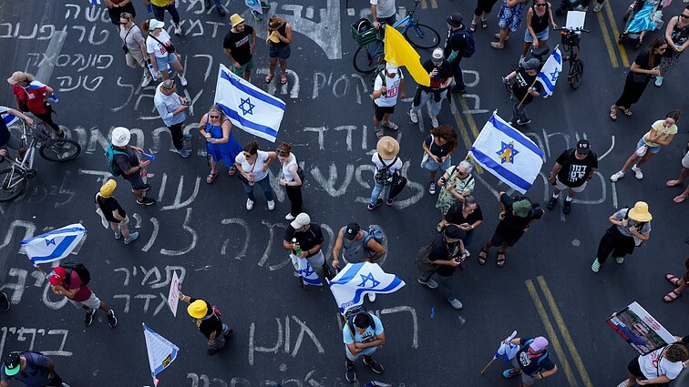 Masiniai protestai Izraelyje: Gazoje radus negyvus įkaitus, gyventojai prašo paliaubų