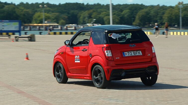 Mažieji moksleivių automobiliai slepia saugumo spragą: išmanantys didina maksimalų greitį