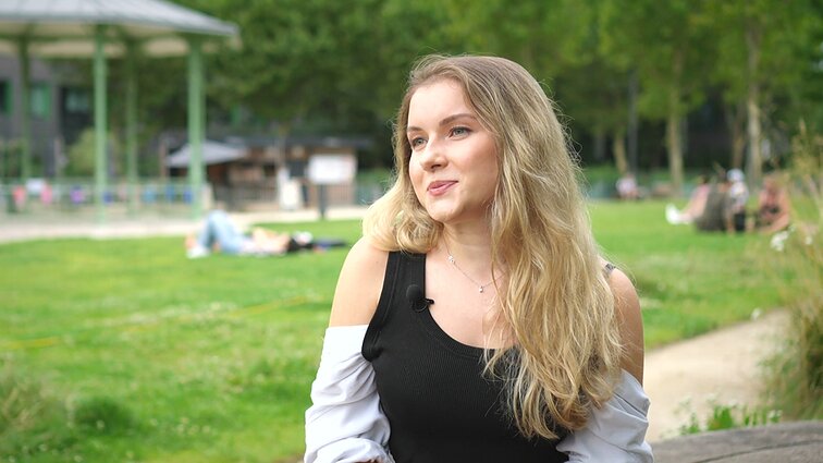 Su Mikutavičiumi dainavusią Karoliną muzika lydi ir Paryžiuje: ta daina pakeitė gyvenimą