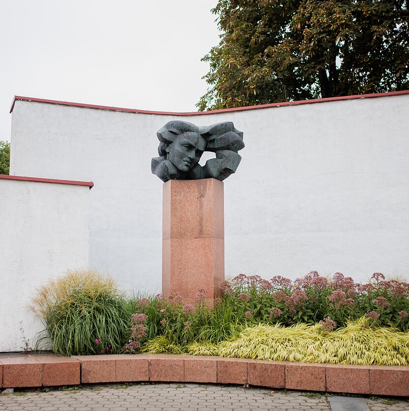 E. Blažio / LRT nuotr., Salomėjos Nėries paminklas Vilniuje