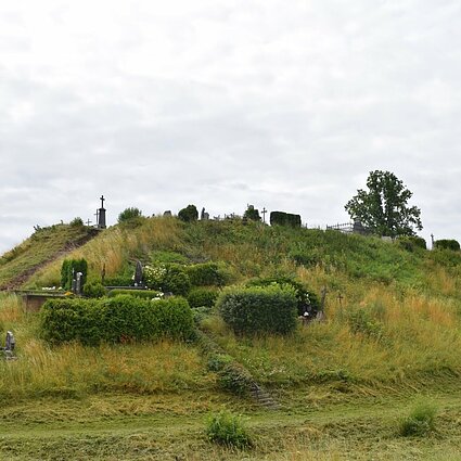 Audros padariniai Papilės piliakalniui: baiminamasi dėl Daukanto kapo nuslinkimo
