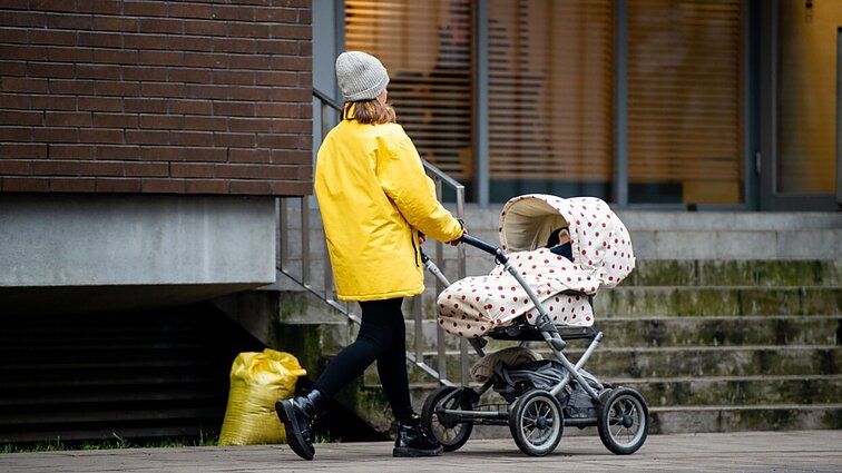 Nuo sausio planuoja kompensuoti dalį išlaidų auklėms: skatins tėvus grįžti į darbą