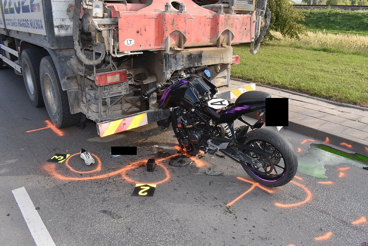 Šiauliuose motoroleriu į sunkvežimį rėžėsi ir žuvo nepilnametis