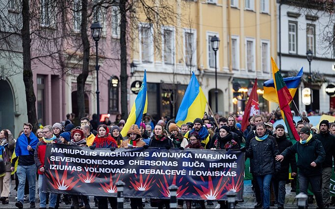 - Український фольклорний ансамбль "Намисто" (кер. Г. Пшенічкіна) під час Маршу єдності на підтримку України. Вільнюс, 24 лютого 2024 р.